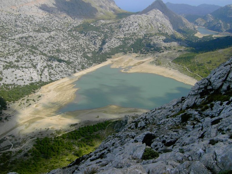 111021_Cuber_leer_vom Rateta.jpg - Mallorca-Wanderungen - 21.10.2011 Dreigipfeltour  vom Sa Rateta - Speicher Cuber leer